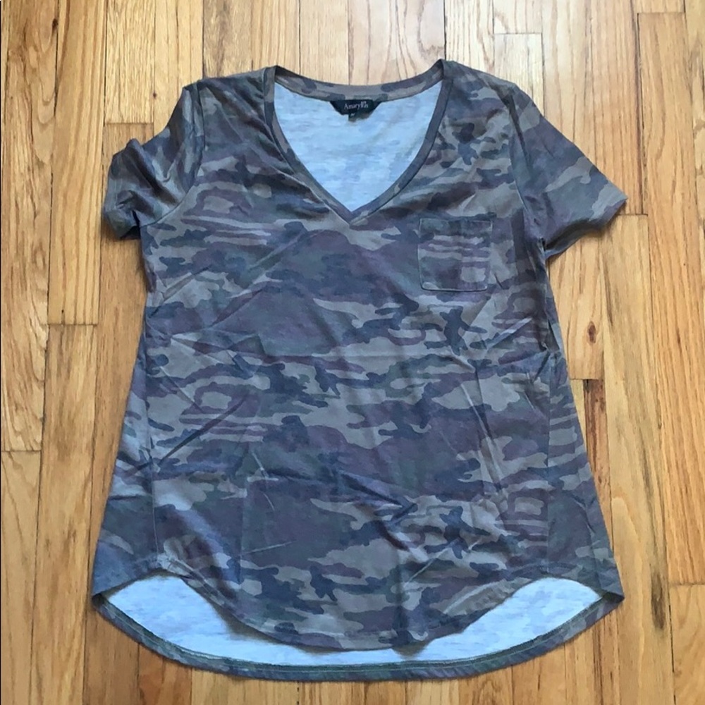 Women’s camouflage pocket tee. Size M